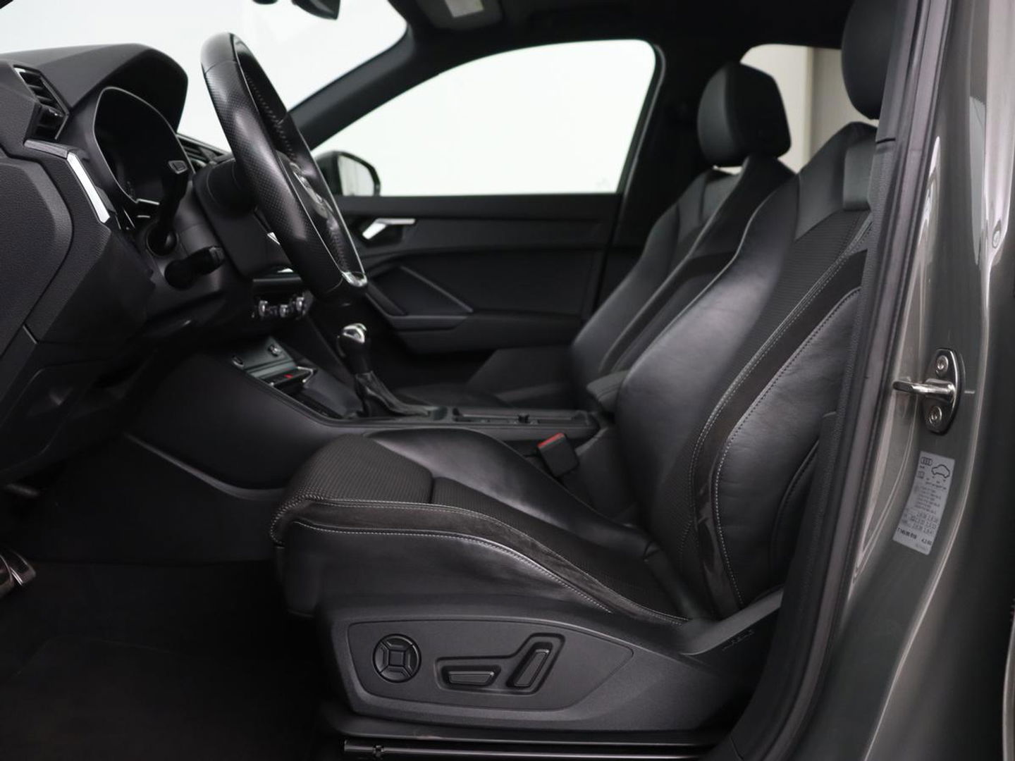 Audi Q3 35 TFSI S Line Pro Line S | Panoramadak | Stoelverwarming | Adaptive cruise | Carplay | Trekhaak | Keyless | Virual Cockpit | Half leder | DAB | Full LED