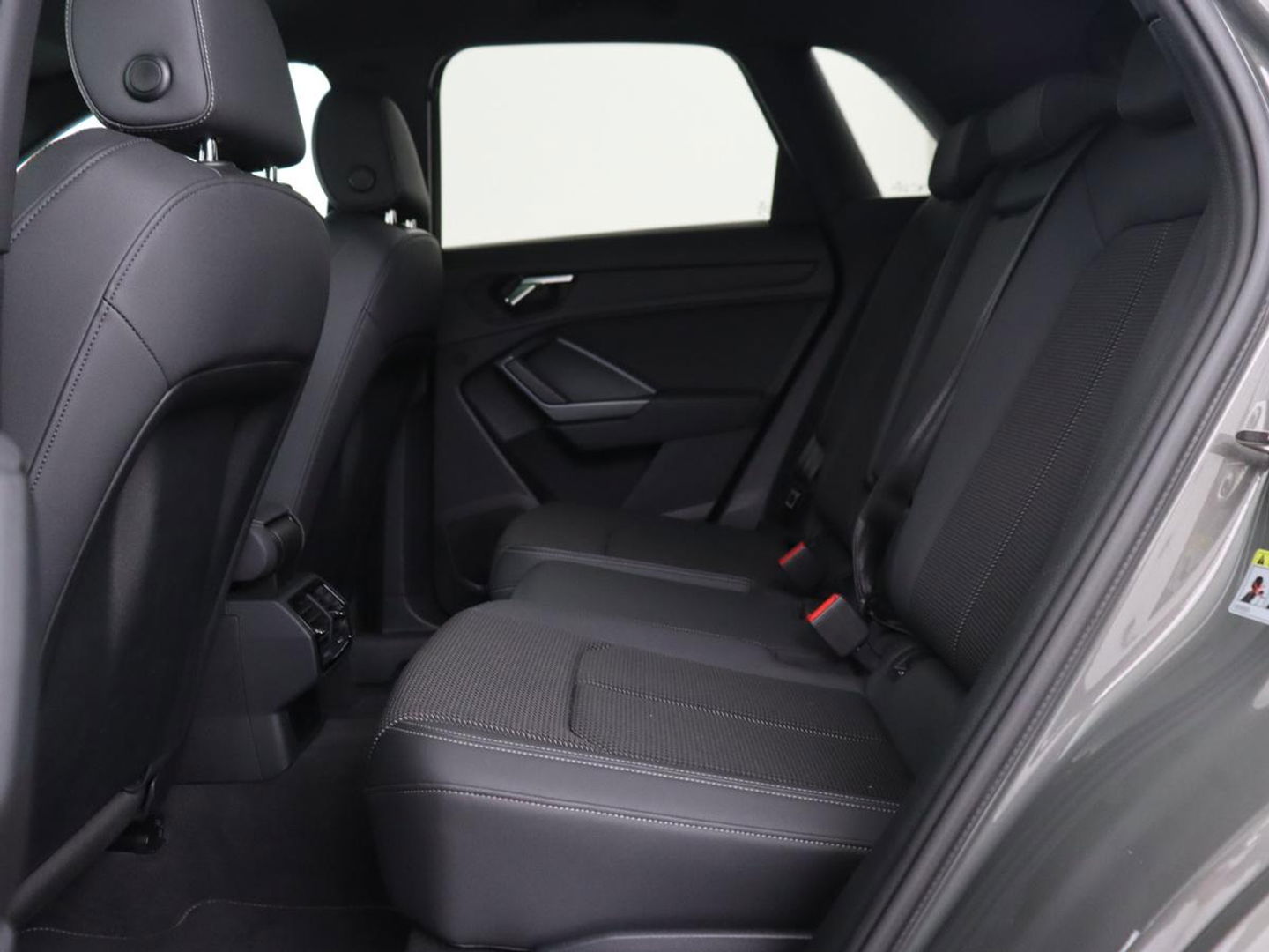 Audi Q3 35 TFSI S Line Pro Line S | Panoramadak | Stoelverwarming | Adaptive cruise | Carplay | Trekhaak | Keyless | Virual Cockpit | Half leder | DAB | Full LED