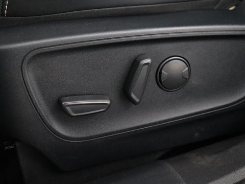 Ford Kuga 2.5 PHEV Vignale | Panoramadak | Head-Up | Stoel & stuurverwarming | Adaptive cruise | Trekhaak | Leder | Camera | Achterbankverwarming | Carplay | Digital Cockpit | Navigatie