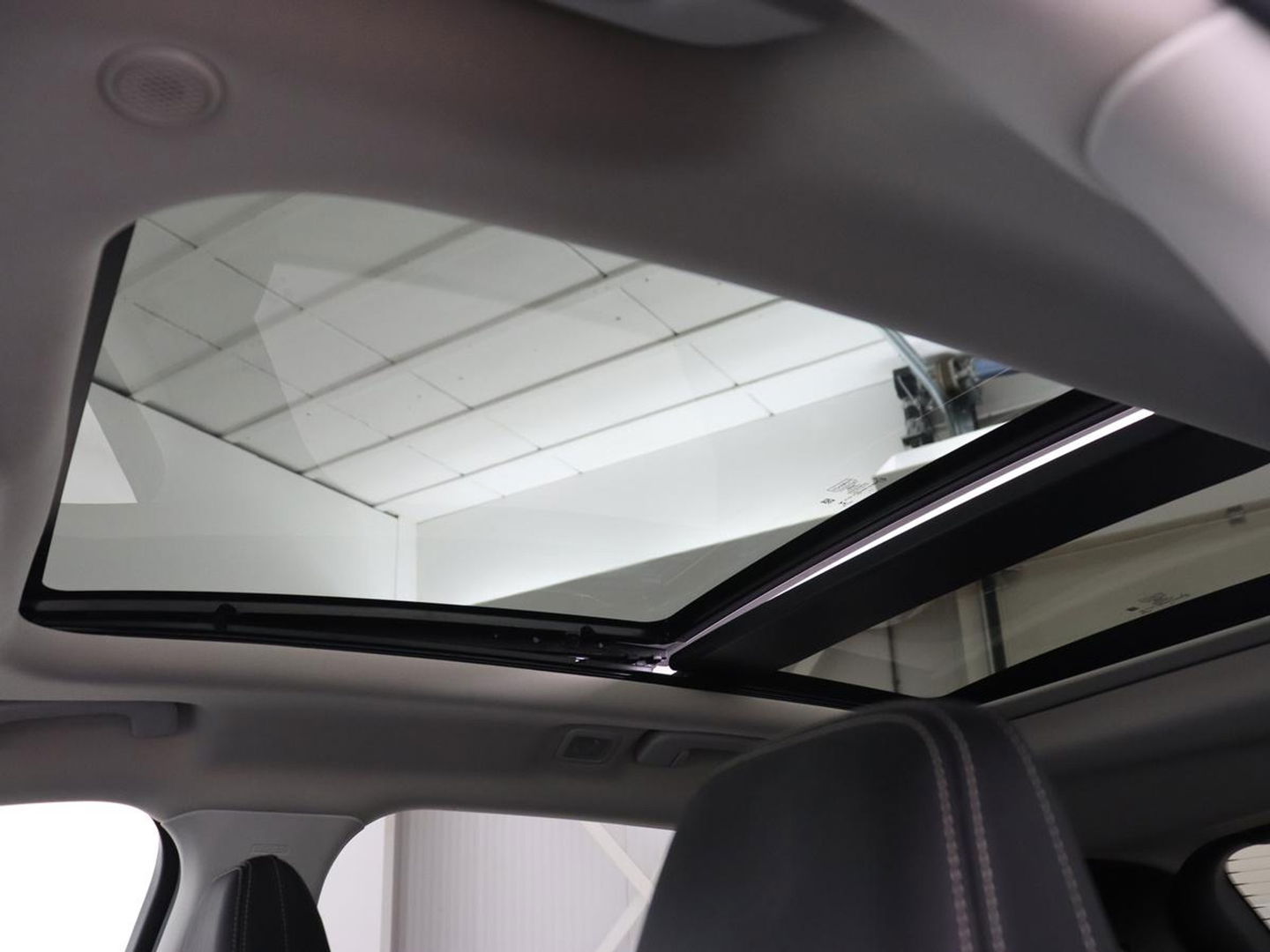Ford Kuga 2.5 PHEV Vignale | Panoramadak | Head-Up | Stoel & stuurverwarming | Adaptive cruise | Trekhaak | Leder | Camera | Achterbankverwarming | Carplay | Digital Cockpit | Navigatie