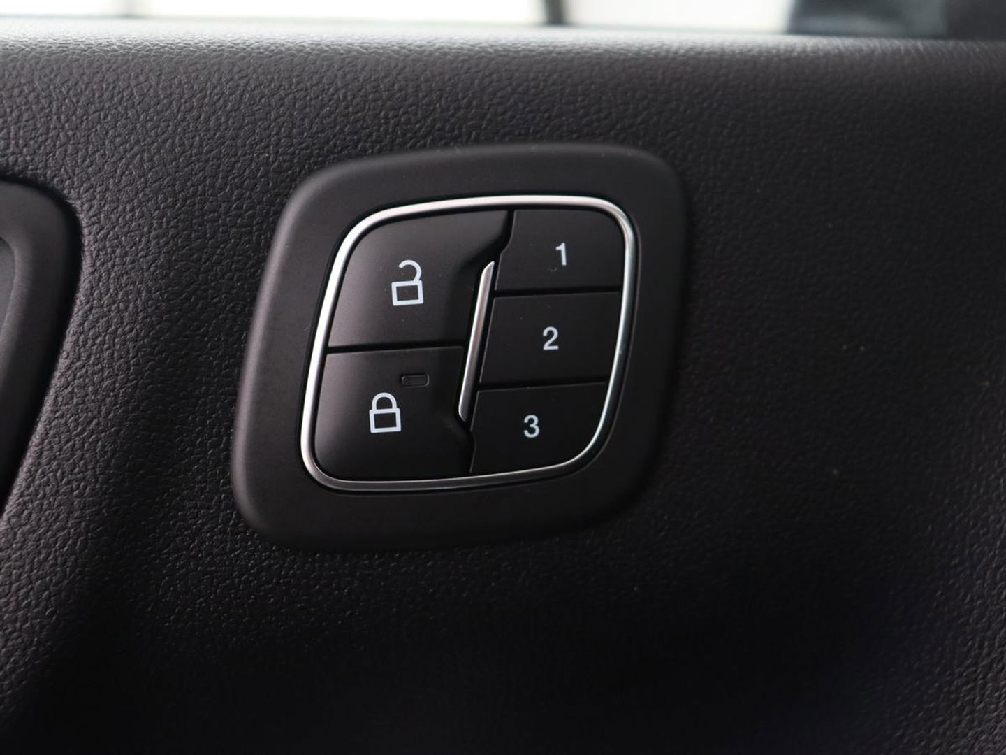 Ford Kuga 2.5 PHEV Vignale | Panoramadak | Head-Up | Stoel & stuurverwarming | Adaptive cruise | Trekhaak | Leder | Camera | Achterbankverwarming | Carplay | Digital Cockpit | Navigatie