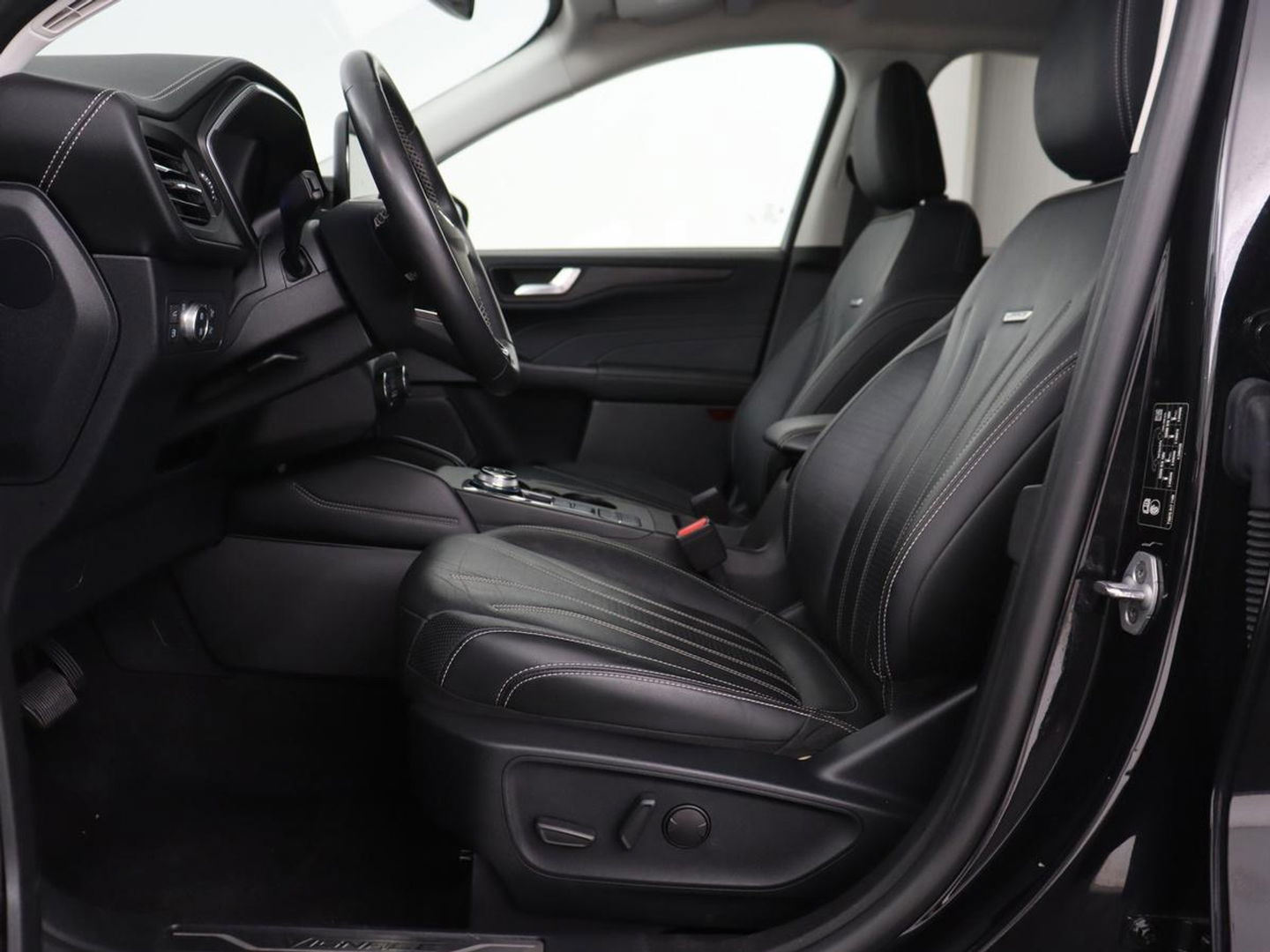 Ford Kuga 2.5 PHEV Vignale | Panoramadak | Head-Up | Stoel & stuurverwarming | Adaptive cruise | Trekhaak | Leder | Camera | Achterbankverwarming | Carplay | Digital Cockpit | Navigatie
