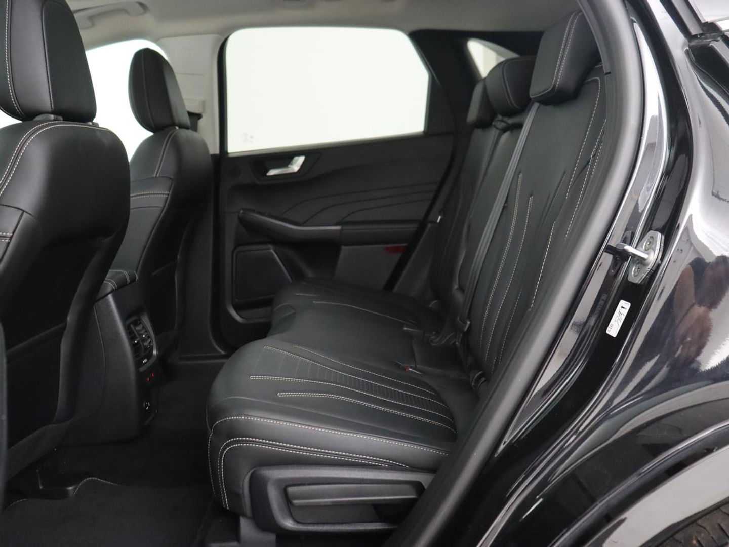 Ford Kuga 2.5 PHEV Vignale | Panoramadak | Head-Up | Stoel & stuurverwarming | Adaptive cruise | Trekhaak | Leder | Camera | Achterbankverwarming | Carplay | Digital Cockpit | Navigatie
