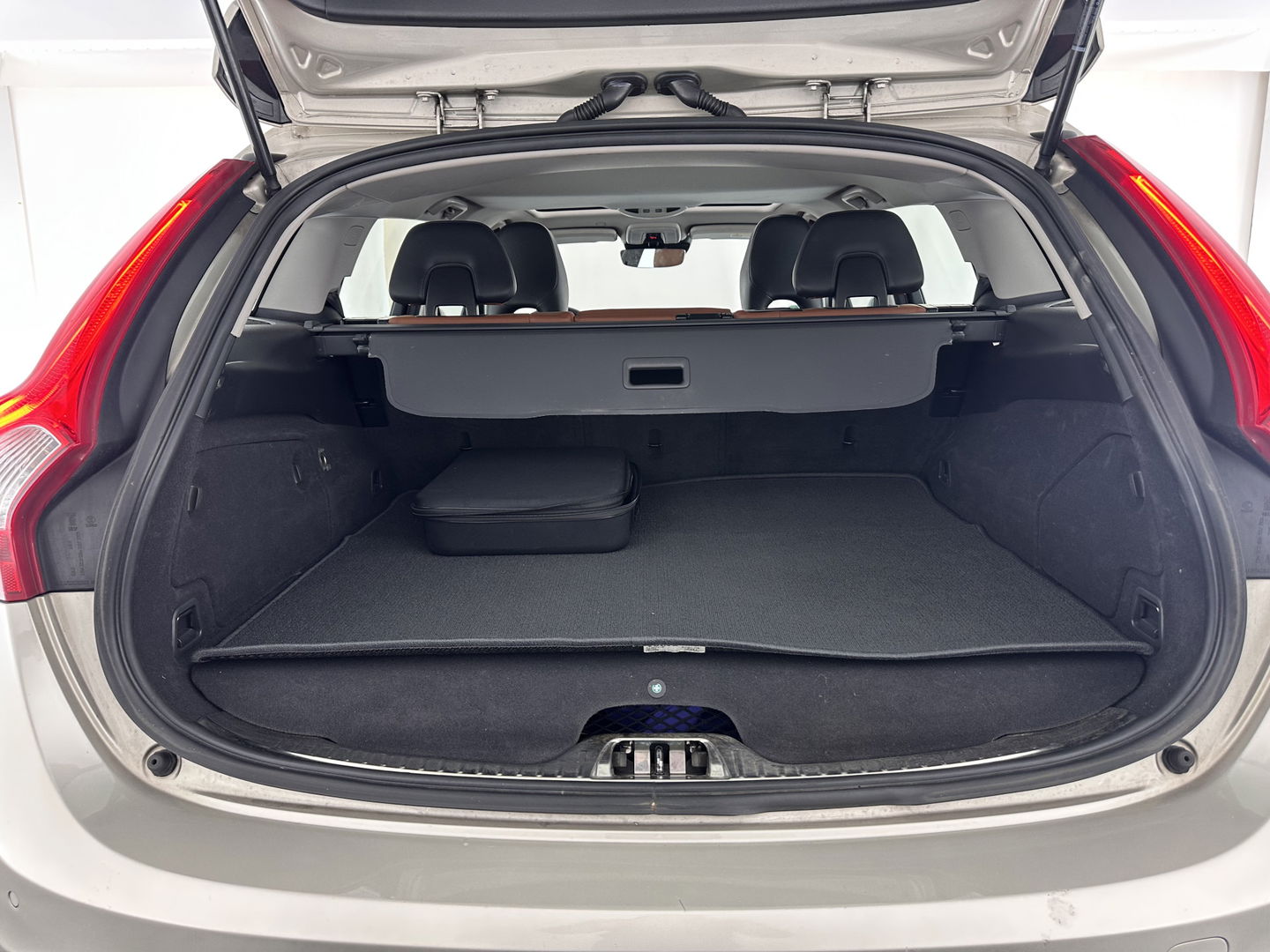 Volvo V60 2.4 D5 Twin Engine Aut. *PANO | LUXURY-LEATHER | XENON | ADAPTIVE-CRUISE | BLIS | MEMORY-PACK | NAVI-FULLMAP | HEATED-COMFORTSEATS | CAMERA | ECC | PDC | CRUISE | 17''ALU | TOWBAR*
