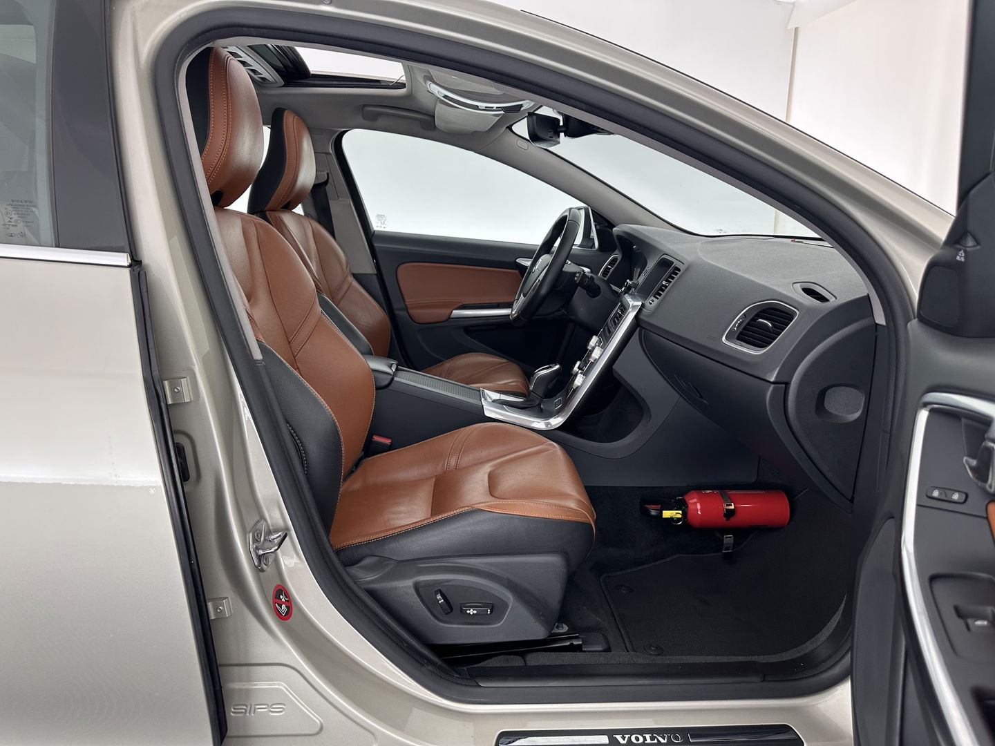 Volvo V60 2.4 D5 Twin Engine Aut. *PANO | LUXURY-LEATHER | XENON | ADAPTIVE-CRUISE | BLIS | MEMORY-PACK | NAVI-FULLMAP | HEATED-COMFORTSEATS | CAMERA | ECC | PDC | CRUISE | 17''ALU | TOWBAR*