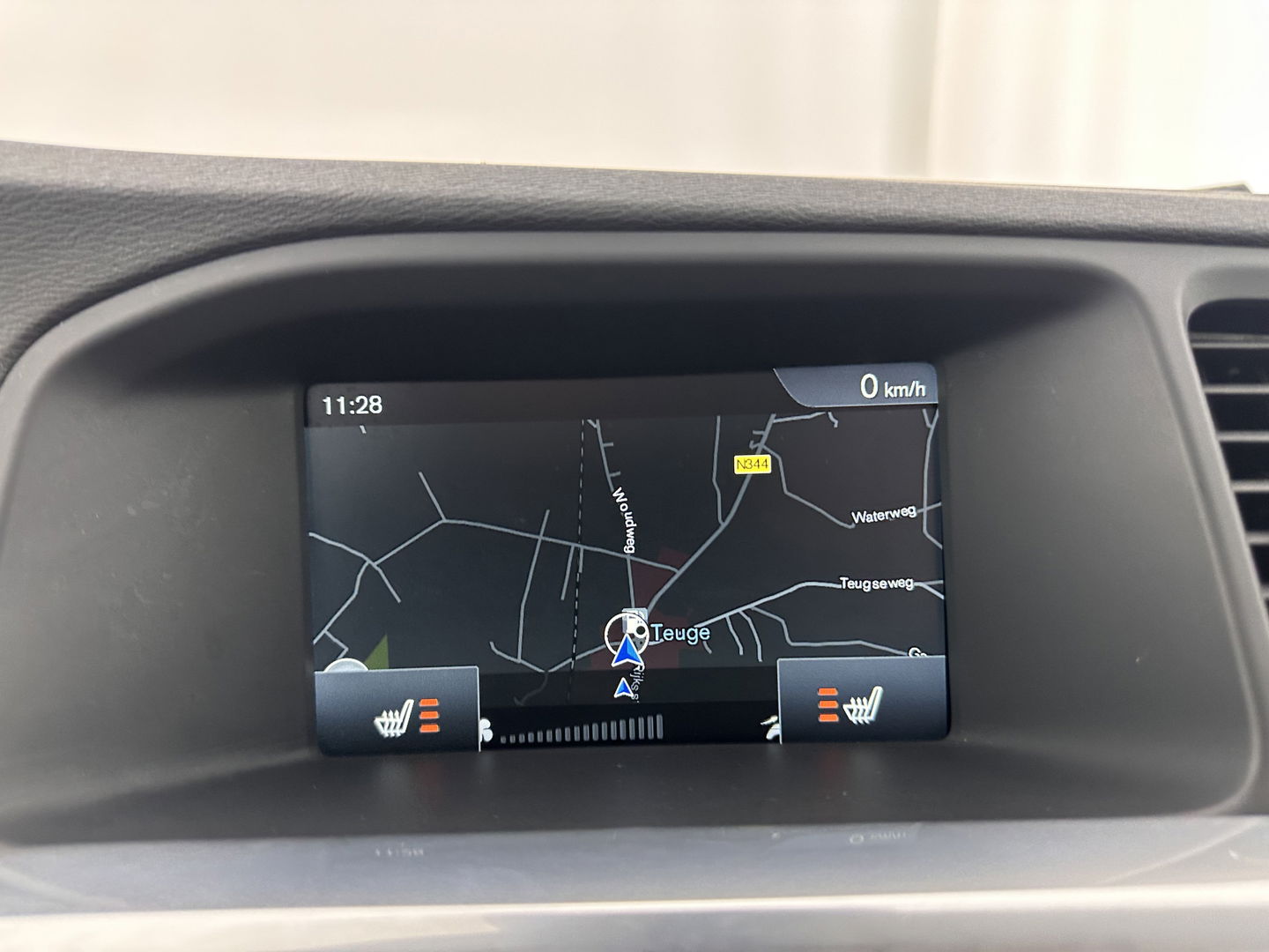 Volvo V60 2.4 D5 Twin Engine Aut. *PANO | LUXURY-LEATHER | XENON | ADAPTIVE-CRUISE | BLIS | MEMORY-PACK | NAVI-FULLMAP | HEATED-COMFORTSEATS | CAMERA | ECC | PDC | CRUISE | 17''ALU | TOWBAR*
