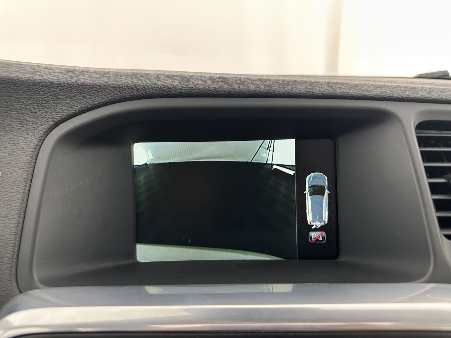 Volvo V60 2.4 D5 Twin Engine Aut. *PANO | LUXURY-LEATHER | XENON | ADAPTIVE-CRUISE | BLIS | MEMORY-PACK | NAVI-FULLMAP | HEATED-COMFORTSEATS | CAMERA | ECC | PDC | CRUISE | 17''ALU | TOWBAR*