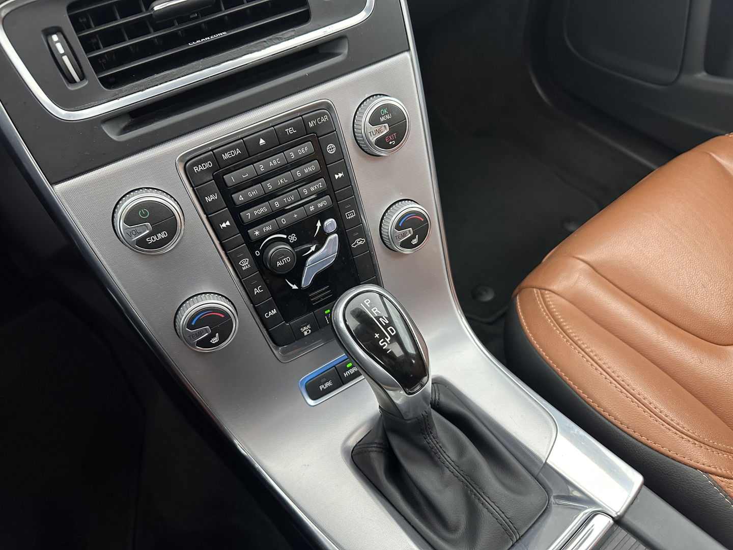 Volvo V60 2.4 D5 Twin Engine Aut. *PANO | LUXURY-LEATHER | XENON | ADAPTIVE-CRUISE | BLIS | MEMORY-PACK | NAVI-FULLMAP | HEATED-COMFORTSEATS | CAMERA | ECC | PDC | CRUISE | 17''ALU | TOWBAR*