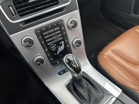 Volvo V60 2.4 D5 Twin Engine Aut. *PANO | LUXURY-LEATHER | XENON | ADAPTIVE-CRUISE | BLIS | MEMORY-PACK | NAVI-FULLMAP | HEATED-COMFORTSEATS | CAMERA | ECC | PDC | CRUISE | 17''ALU | TOWBAR*