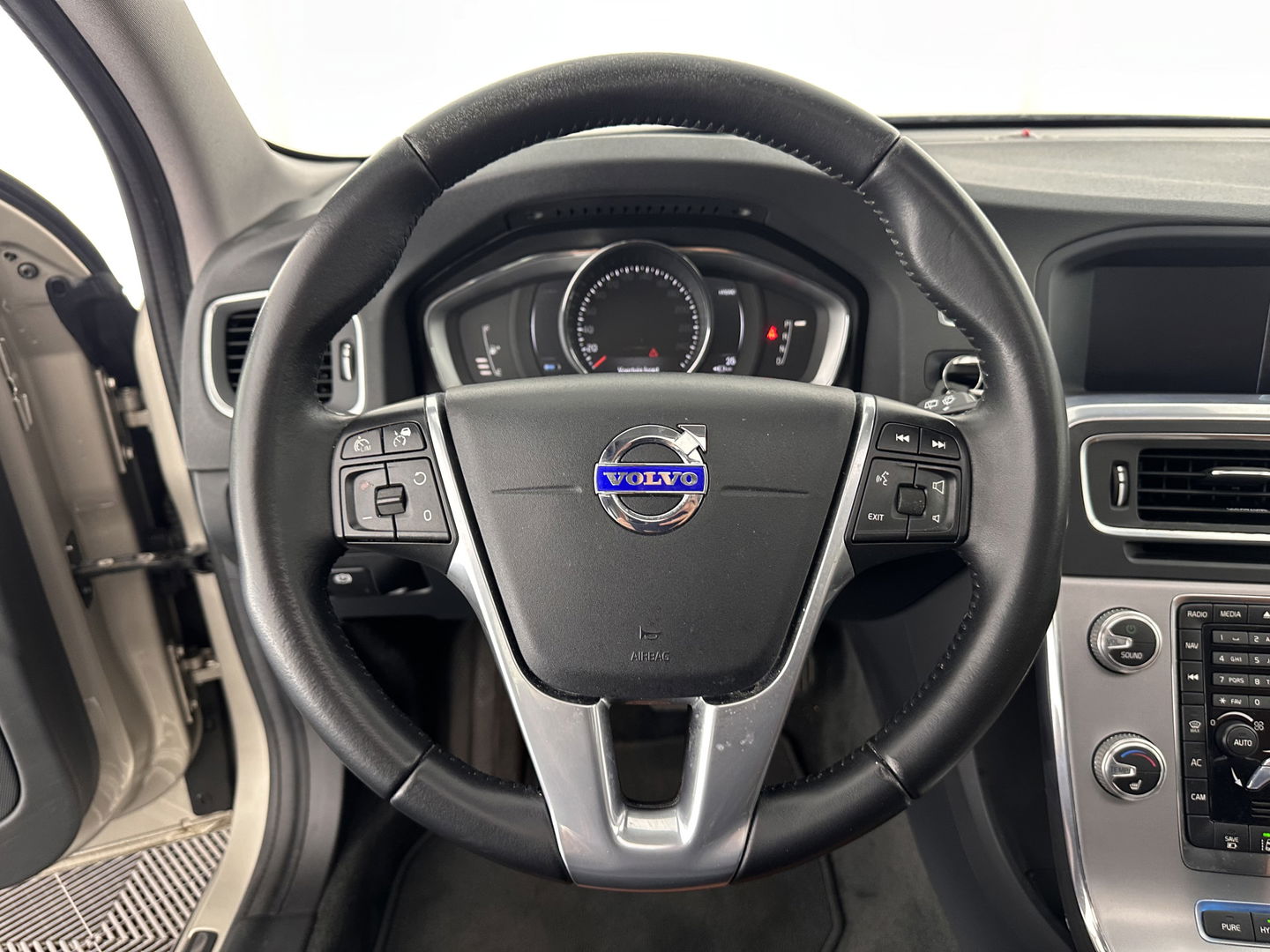 Volvo V60 2.4 D5 Twin Engine Aut. *PANO | LUXURY-LEATHER | XENON | ADAPTIVE-CRUISE | BLIS | MEMORY-PACK | NAVI-FULLMAP | HEATED-COMFORTSEATS | CAMERA | ECC | PDC | CRUISE | 17''ALU | TOWBAR*
