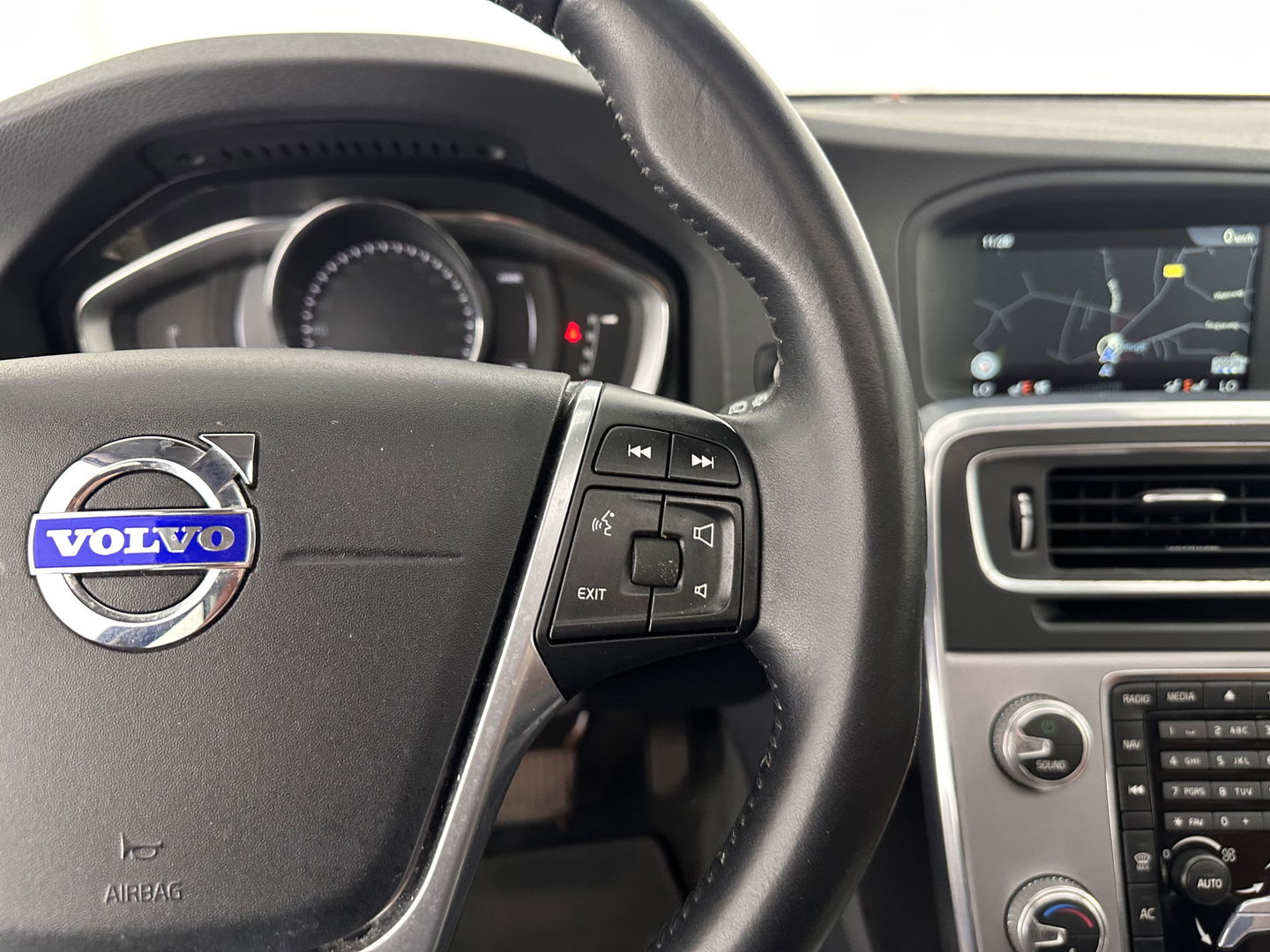 Volvo V60 2.4 D5 Twin Engine Aut. *PANO | LUXURY-LEATHER | XENON | ADAPTIVE-CRUISE | BLIS | MEMORY-PACK | NAVI-FULLMAP | HEATED-COMFORTSEATS | CAMERA | ECC | PDC | CRUISE | 17''ALU | TOWBAR*