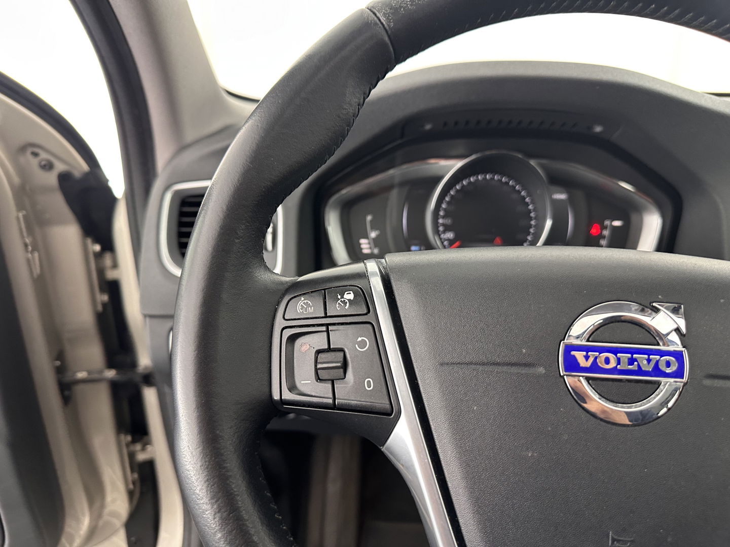 Volvo V60 2.4 D5 Twin Engine Aut. *PANO | LUXURY-LEATHER | XENON | ADAPTIVE-CRUISE | BLIS | MEMORY-PACK | NAVI-FULLMAP | HEATED-COMFORTSEATS | CAMERA | ECC | PDC | CRUISE | 17''ALU | TOWBAR*
