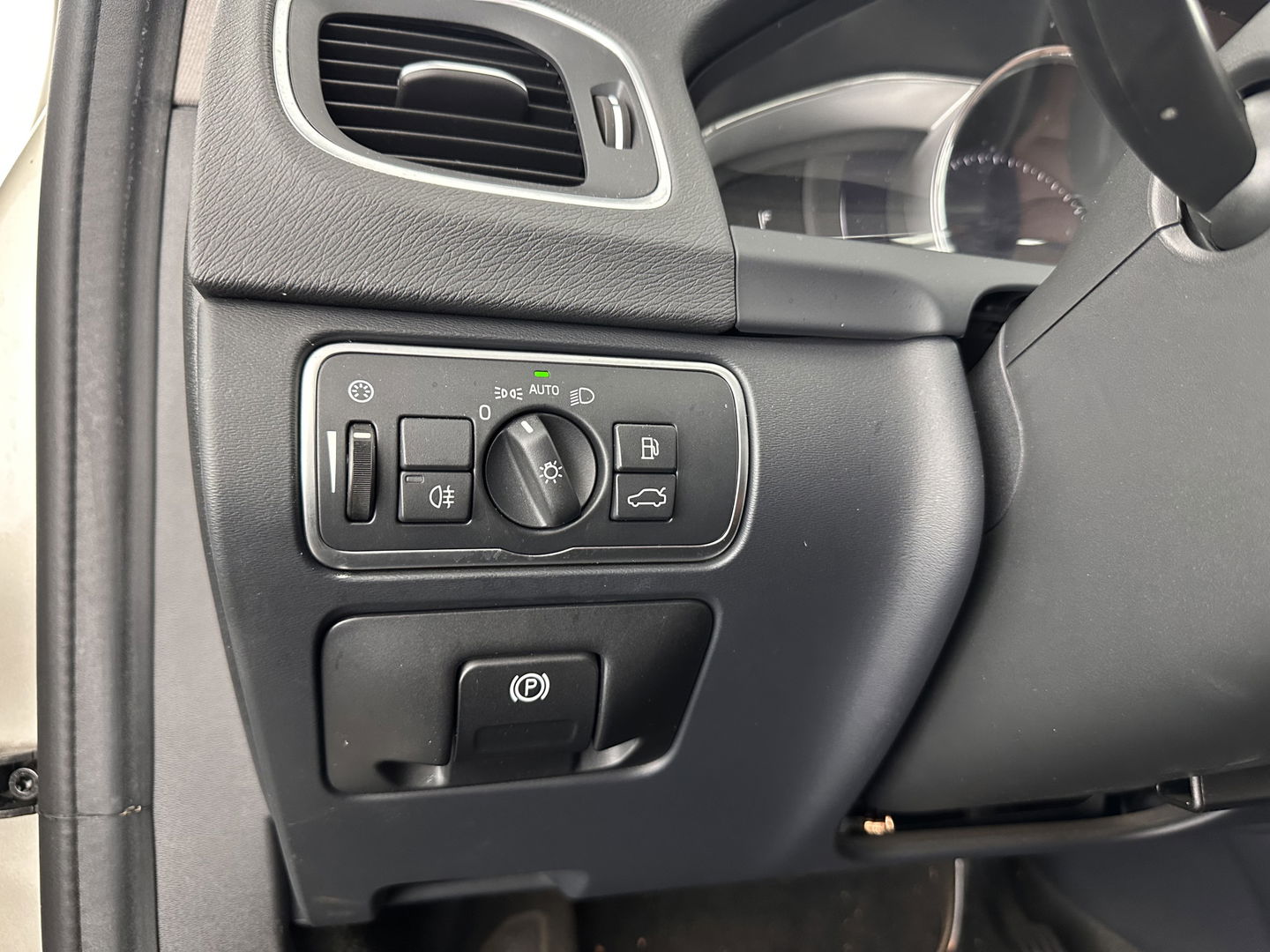 Volvo V60 2.4 D5 Twin Engine Aut. *PANO | LUXURY-LEATHER | XENON | ADAPTIVE-CRUISE | BLIS | MEMORY-PACK | NAVI-FULLMAP | HEATED-COMFORTSEATS | CAMERA | ECC | PDC | CRUISE | 17''ALU | TOWBAR*