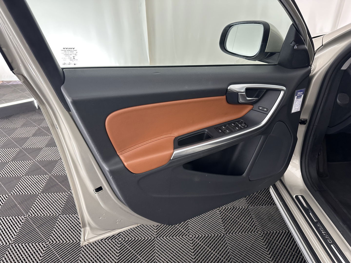 Volvo V60 2.4 D5 Twin Engine Aut. *PANO | LUXURY-LEATHER | XENON | ADAPTIVE-CRUISE | BLIS | MEMORY-PACK | NAVI-FULLMAP | HEATED-COMFORTSEATS | CAMERA | ECC | PDC | CRUISE | 17''ALU | TOWBAR*