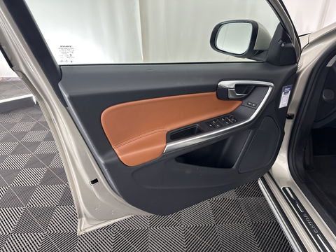 Volvo V60 2.4 D5 Twin Engine Aut. *PANO | LUXURY-LEATHER | XENON | ADAPTIVE-CRUISE | BLIS | MEMORY-PACK | NAVI-FULLMAP | HEATED-COMFORTSEATS | CAMERA | ECC | PDC | CRUISE | 17''ALU | TOWBAR*