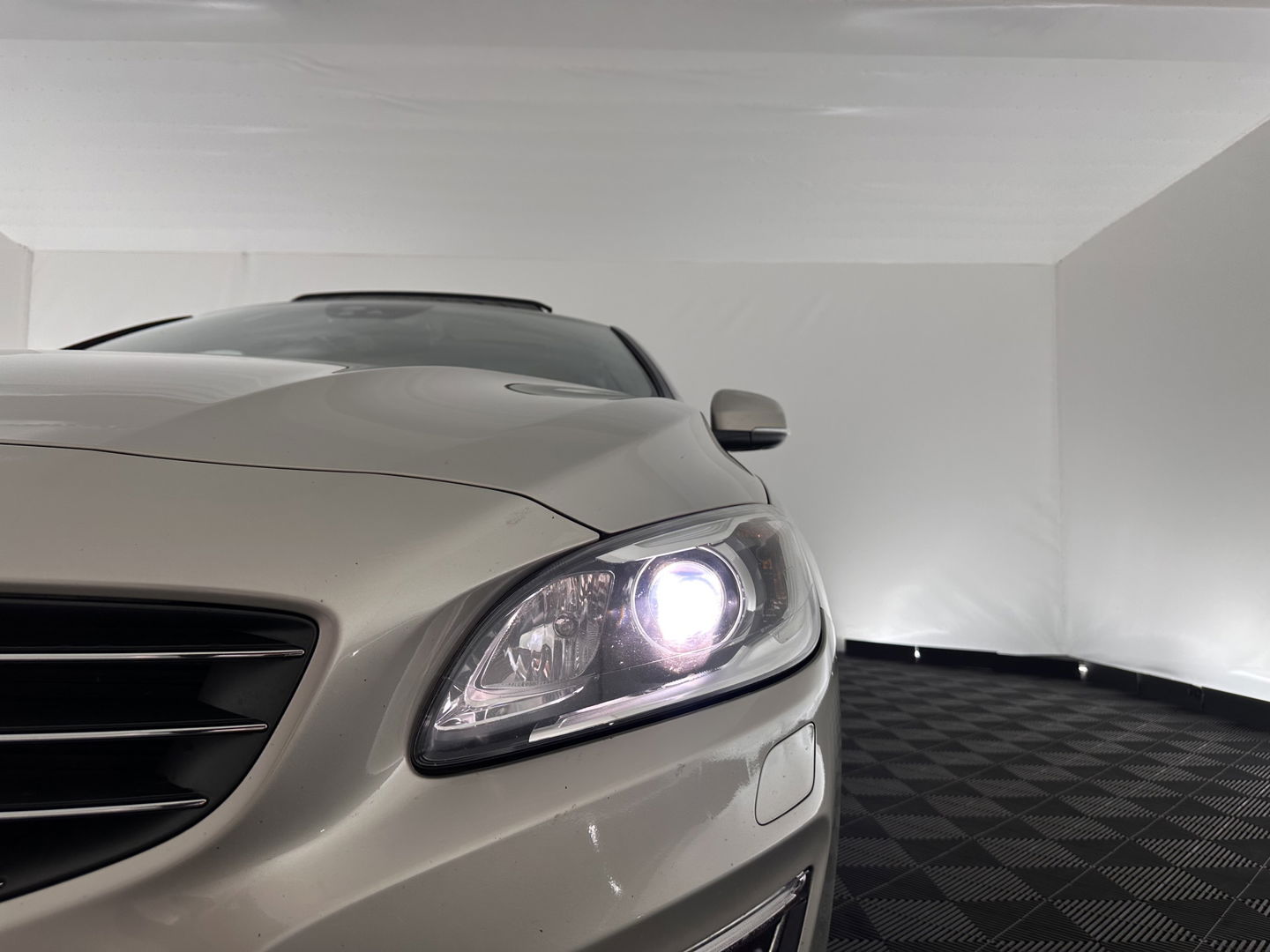 Volvo V60 2.4 D5 Twin Engine Aut. *PANO | LUXURY-LEATHER | XENON | ADAPTIVE-CRUISE | BLIS | MEMORY-PACK | NAVI-FULLMAP | HEATED-COMFORTSEATS | CAMERA | ECC | PDC | CRUISE | 17''ALU | TOWBAR*