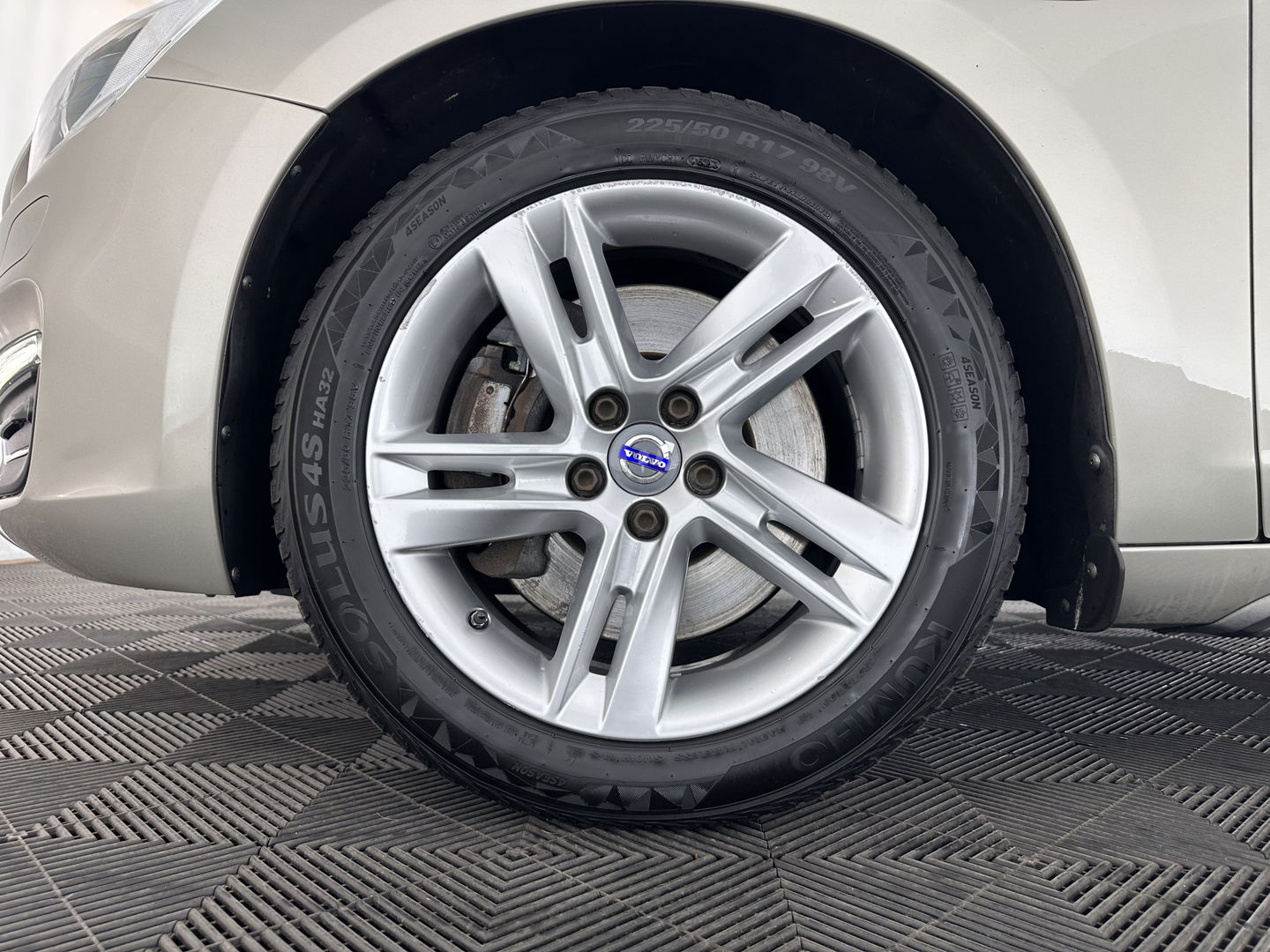 Volvo V60 2.4 D5 Twin Engine Aut. *PANO | LUXURY-LEATHER | XENON | ADAPTIVE-CRUISE | BLIS | MEMORY-PACK | NAVI-FULLMAP | HEATED-COMFORTSEATS | CAMERA | ECC | PDC | CRUISE | 17''ALU | TOWBAR*
