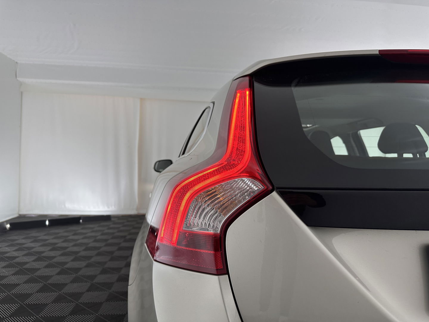 Volvo V60 2.4 D5 Twin Engine Aut. *PANO | LUXURY-LEATHER | XENON | ADAPTIVE-CRUISE | BLIS | MEMORY-PACK | NAVI-FULLMAP | HEATED-COMFORTSEATS | CAMERA | ECC | PDC | CRUISE | 17''ALU | TOWBAR*