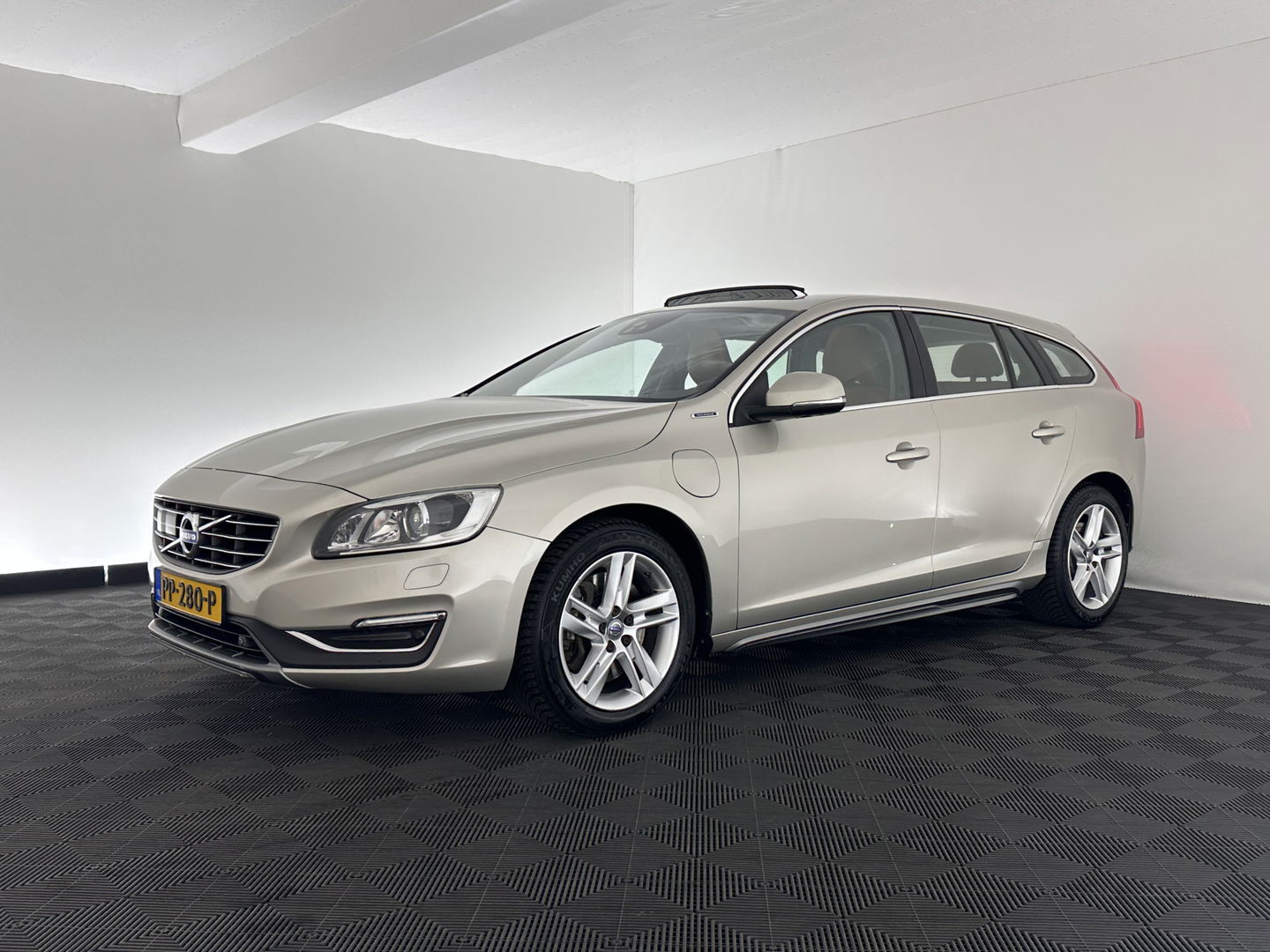 Volvo V60 2.4 D5 Twin Engine Aut. *PANO | LUXURY-LEATHER | XENON | ADAPTIVE-CRUISE | BLIS | MEMORY-PACK | NAVI-FULLMAP | HEATED-COMFORTSEATS | CAMERA | ECC | PDC | CRUISE | 17''ALU | TOWBAR*