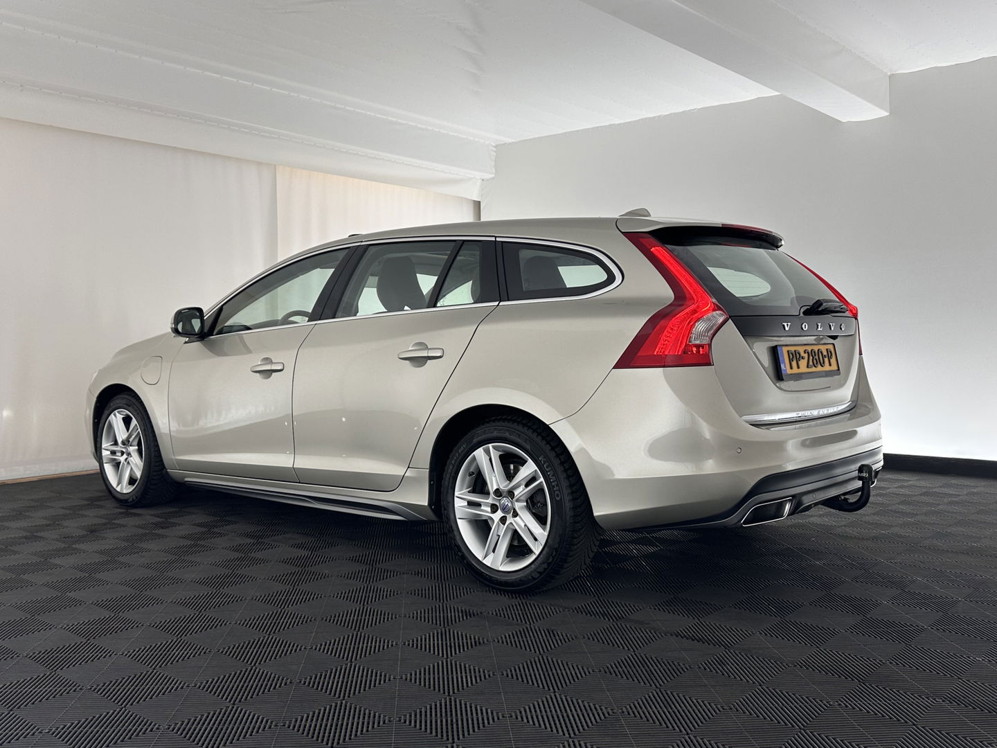 Volvo V60 2.4 D5 Twin Engine Aut. *PANO | LUXURY-LEATHER | XENON | ADAPTIVE-CRUISE | BLIS | MEMORY-PACK | NAVI-FULLMAP | HEATED-COMFORTSEATS | CAMERA | ECC | PDC | CRUISE | 17''ALU | TOWBAR*
