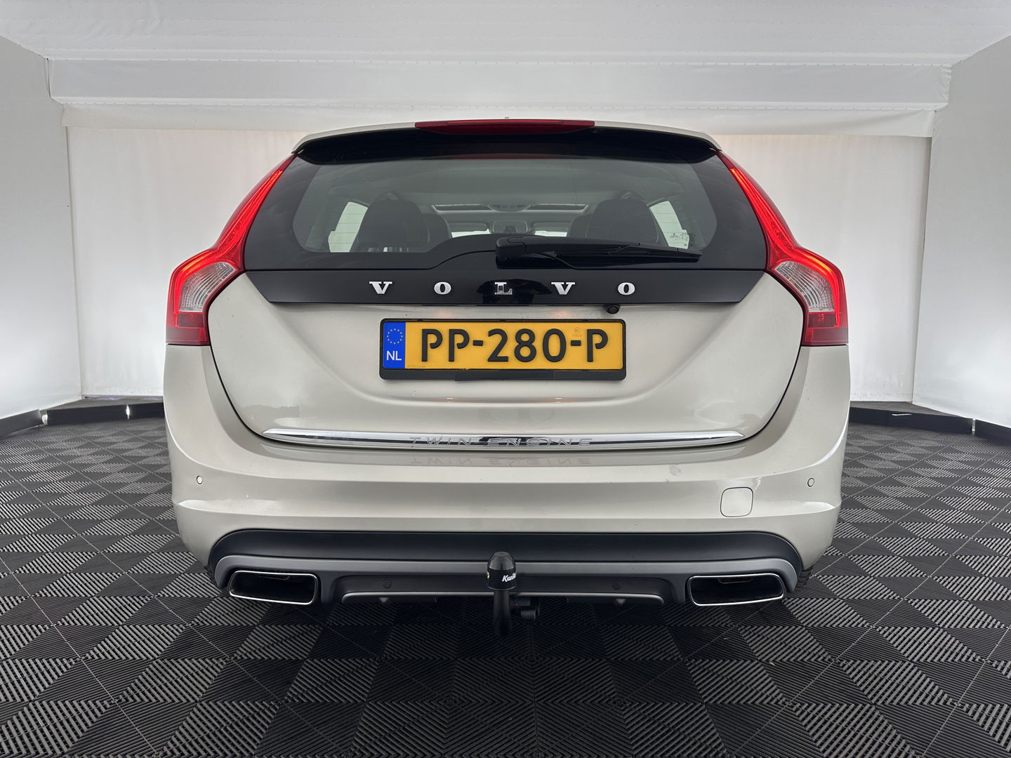 Volvo V60 2.4 D5 Twin Engine Aut. *PANO | LUXURY-LEATHER | XENON | ADAPTIVE-CRUISE | BLIS | MEMORY-PACK | NAVI-FULLMAP | HEATED-COMFORTSEATS | CAMERA | ECC | PDC | CRUISE | 17''ALU | TOWBAR*