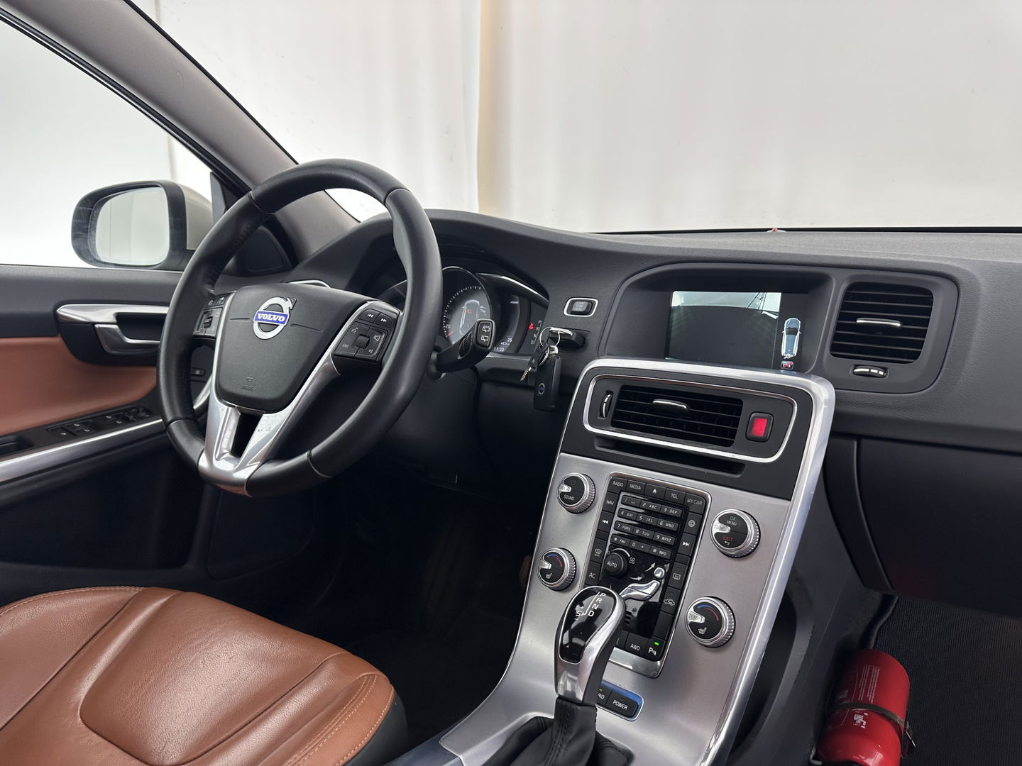 Volvo V60 2.4 D5 Twin Engine Aut. *PANO | LUXURY-LEATHER | XENON | ADAPTIVE-CRUISE | BLIS | MEMORY-PACK | NAVI-FULLMAP | HEATED-COMFORTSEATS | CAMERA | ECC | PDC | CRUISE | 17''ALU | TOWBAR*