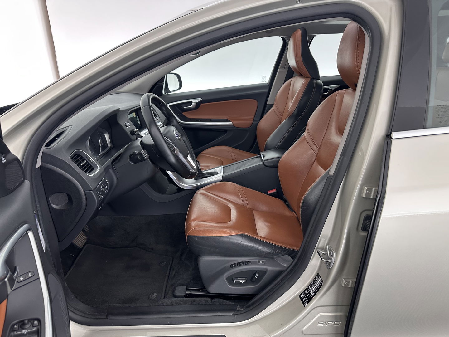 Volvo V60 2.4 D5 Twin Engine Aut. *PANO | LUXURY-LEATHER | XENON | ADAPTIVE-CRUISE | BLIS | MEMORY-PACK | NAVI-FULLMAP | HEATED-COMFORTSEATS | CAMERA | ECC | PDC | CRUISE | 17''ALU | TOWBAR*