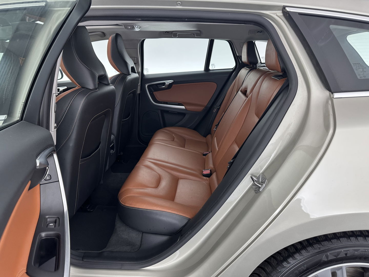 Volvo V60 2.4 D5 Twin Engine Aut. *PANO | LUXURY-LEATHER | XENON | ADAPTIVE-CRUISE | BLIS | MEMORY-PACK | NAVI-FULLMAP | HEATED-COMFORTSEATS | CAMERA | ECC | PDC | CRUISE | 17''ALU | TOWBAR*