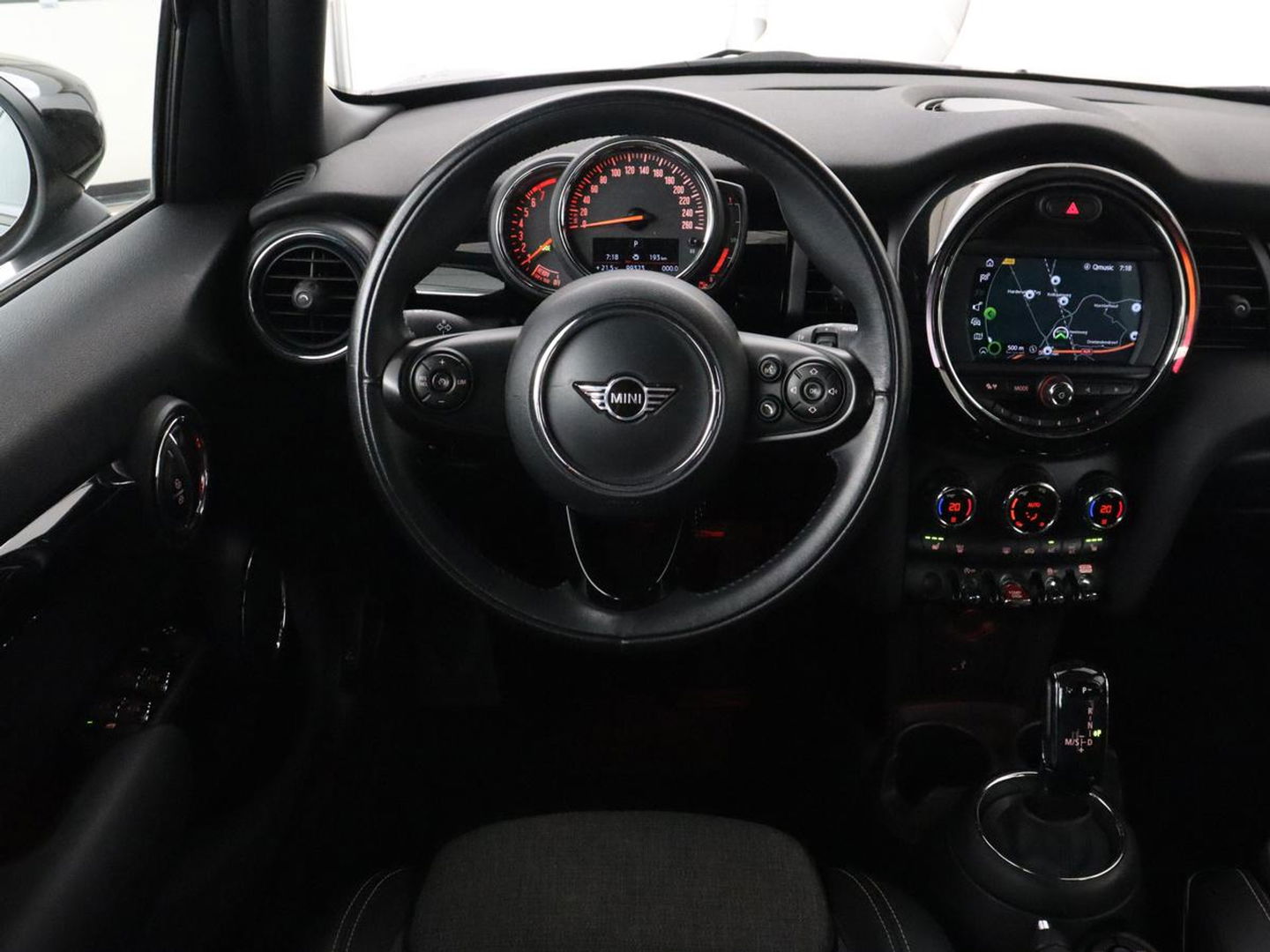 MINI Cooper 1.5 Chili | Stoelverwarming | Carplay | Full LED | Climate control | Half leder | Navigatie | Parkeerhulp | Cruise control | Bluetooth