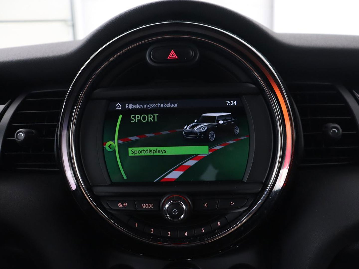 MINI Cooper 1.5 Chili | Stoelverwarming | Carplay | Full LED | Climate control | Half leder | Navigatie | Parkeerhulp | Cruise control | Bluetooth