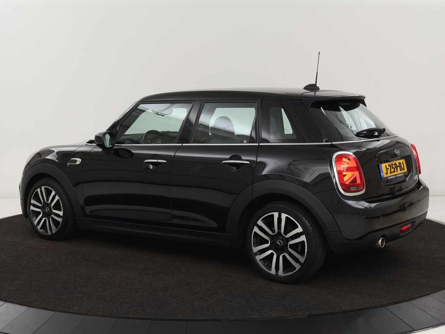 MINI Cooper 1.5 Chili | Stoelverwarming | Carplay | Full LED | Climate control | Half leder | Navigatie | Parkeerhulp | Cruise control | Bluetooth