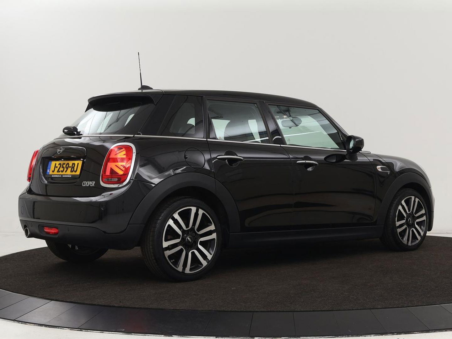 MINI Cooper 1.5 Chili | Stoelverwarming | Carplay | Full LED | Climate control | Half leder | Navigatie | Parkeerhulp | Cruise control | Bluetooth