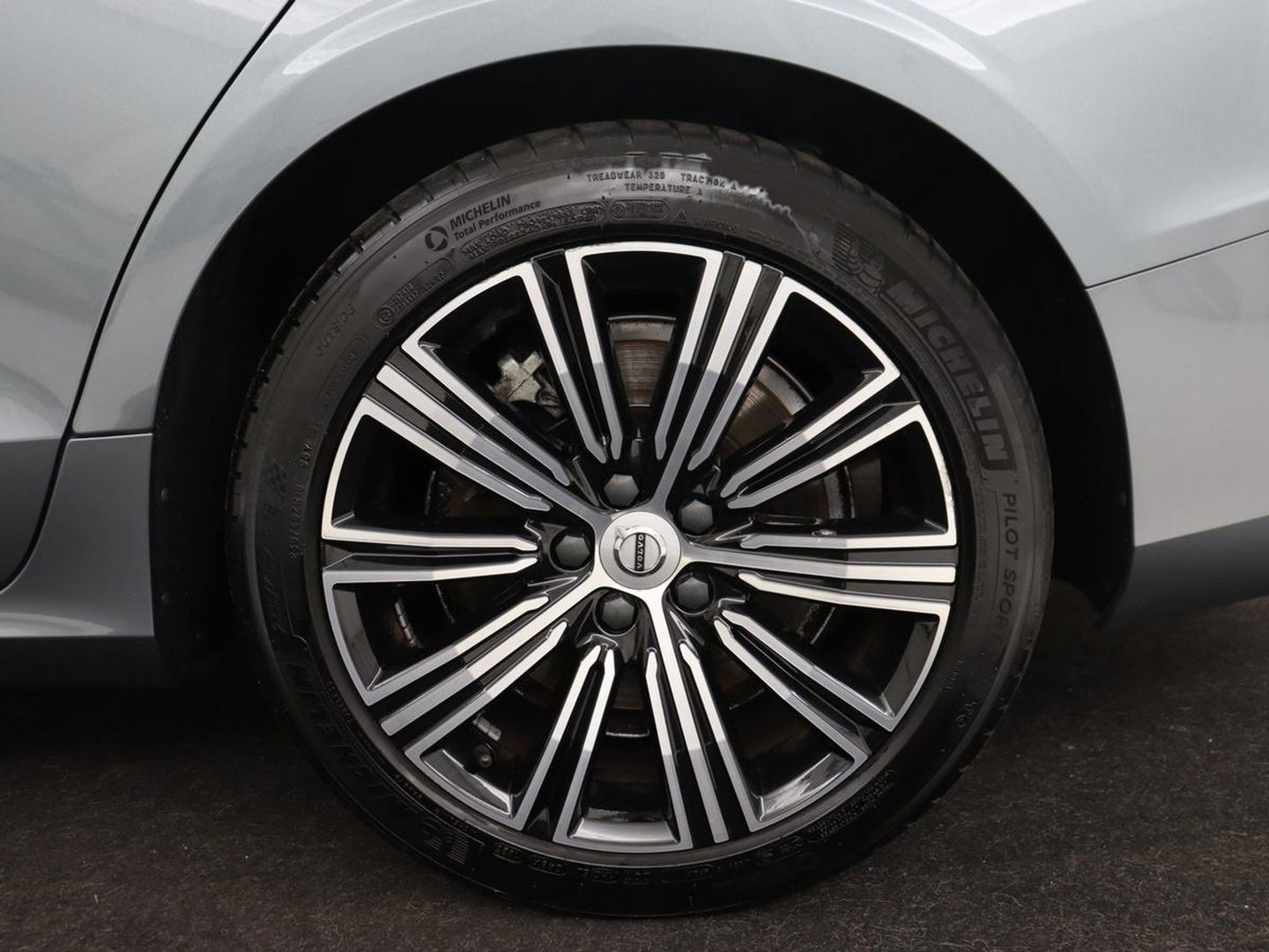 Volvo S60 2.0 Recharge T6 Inscription | Leder | Stoel & stuurverwarming | Camera | Harman/Kardon | Adaptive cruise | Carplay | Keyless | Memory | Navigatie | Parkeerhulp | Dodehoek detectie | Full LED
