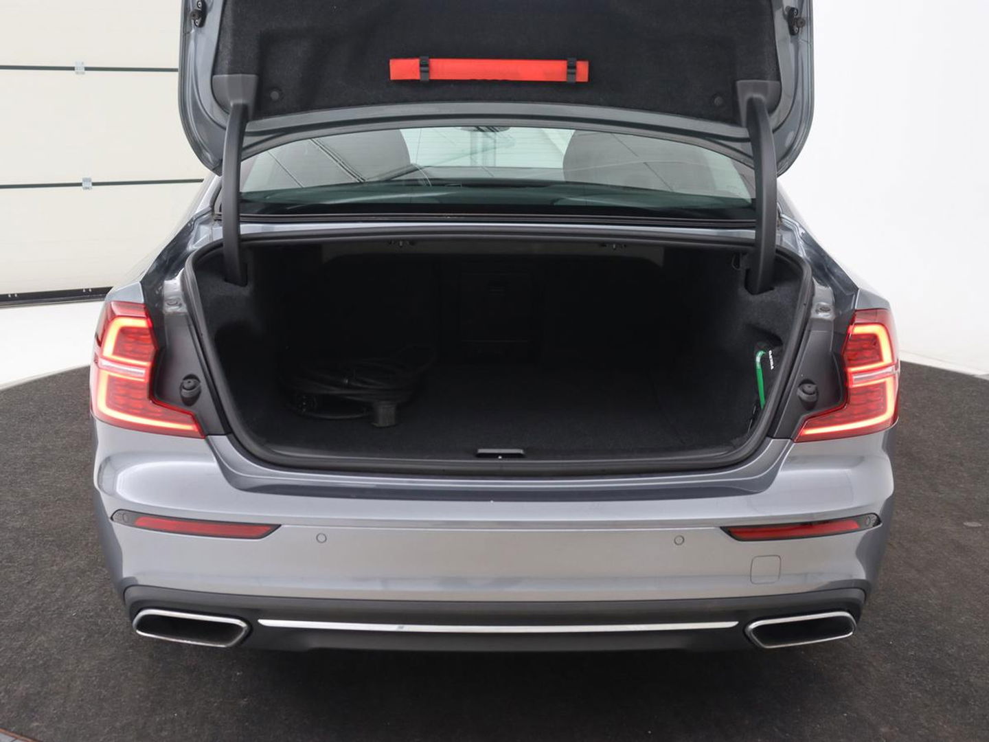 Volvo S60 2.0 Recharge T6 Inscription | Leder | Stoel & stuurverwarming | Camera | Harman/Kardon | Adaptive cruise | Carplay | Keyless | Memory | Navigatie | Parkeerhulp | Dodehoek detectie | Full LED