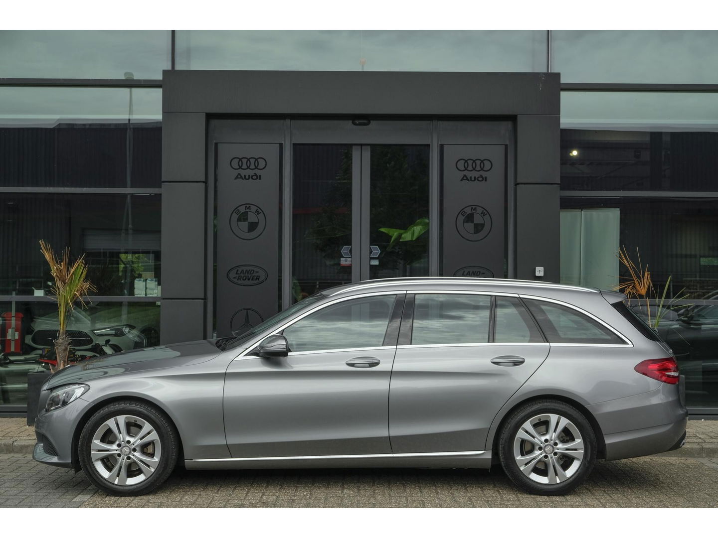 Mercedes-Benz C-Klasse Estate C200 184pk Automaat Ambition Leder Navigatie Camera Trekhaak Elektrische klep 17" LMV