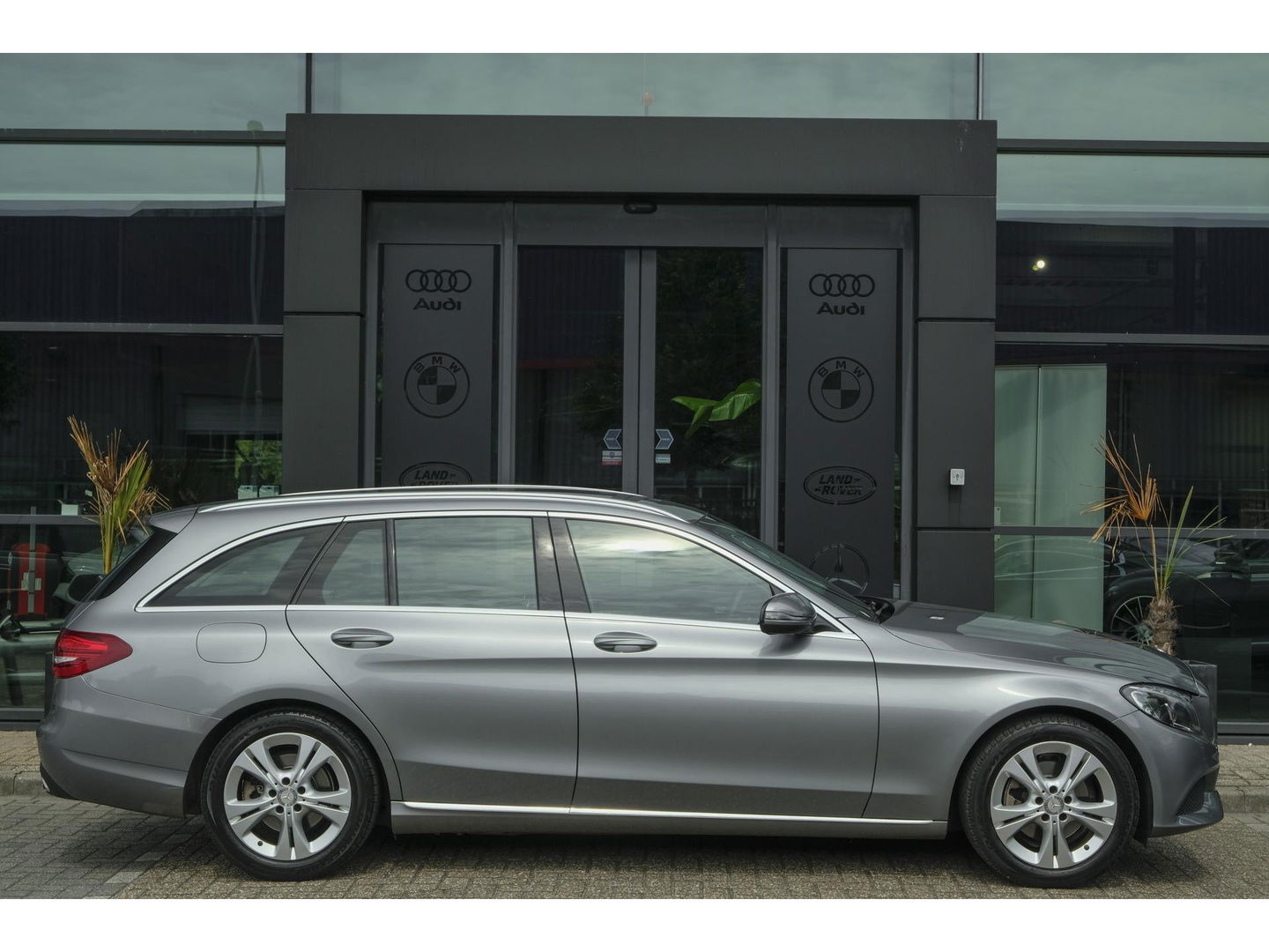 Mercedes-Benz C-Klasse Estate C200 184pk Automaat Ambition Leder Navigatie Camera Trekhaak Elektrische klep 17" LMV