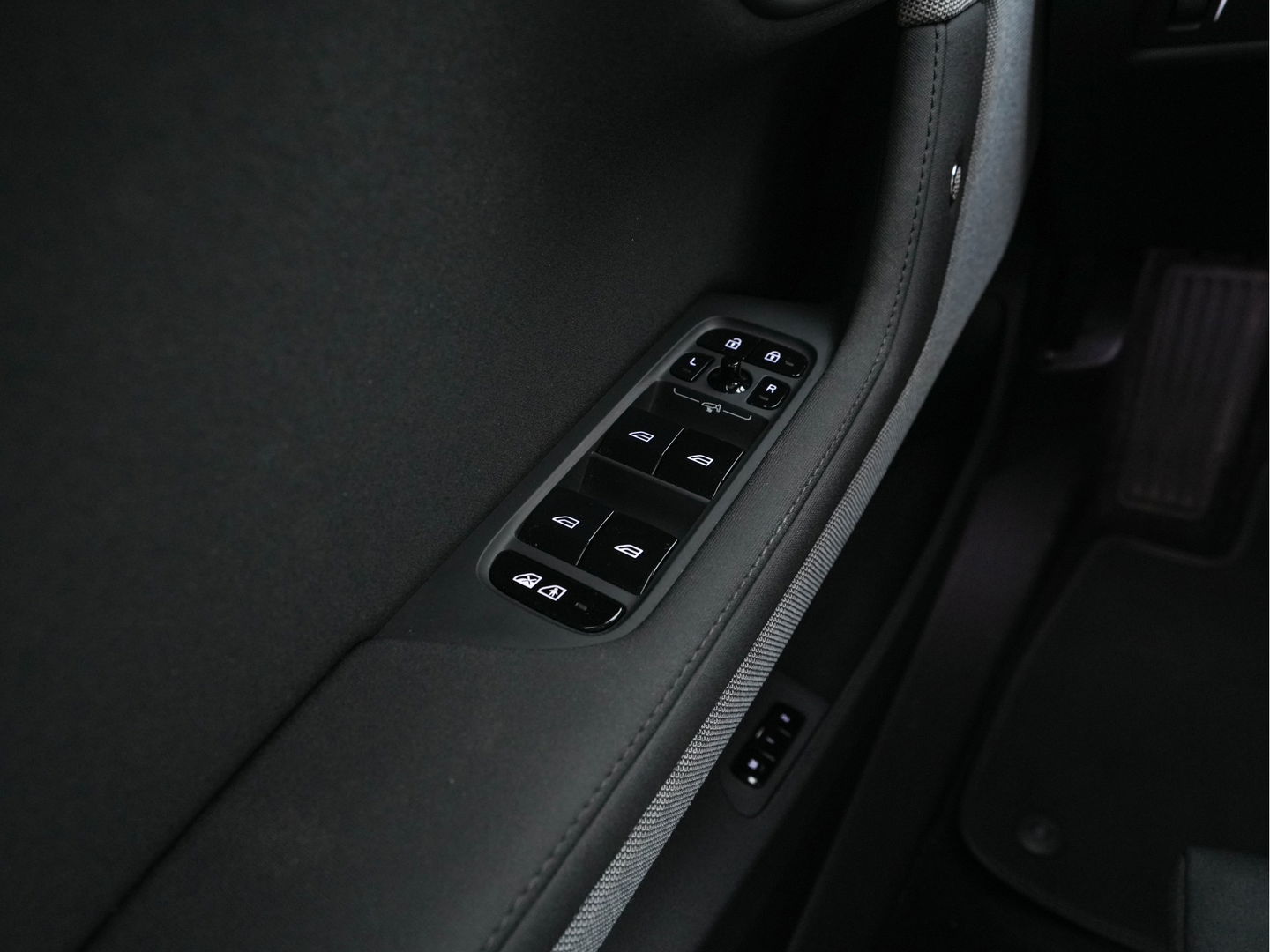 Polestar 2 Long Range Dual Motor Launch Edition 78kWh [ 3-Fase ] (INCL-BTW) *PANO | NAVI-FULLMAP | FULL-LED | ADAPTIVE-CRUISE | BLIND-SPOT | KEYLESS | LANE-ASSIST | DIGI-COCKPIT | CARPLAY | DAB+ | HEATED-COMFORTSEATS | ECC | MEMORY-PACK | PDC | 20''ALU*