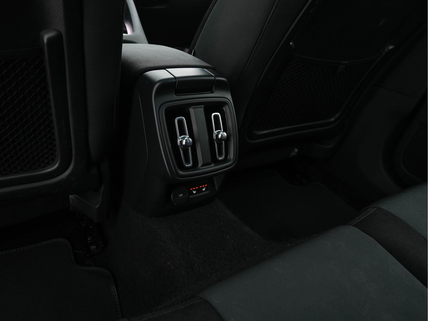 Polestar 2 Long Range Dual Motor Launch Edition 78kWh [ 3-Fase ] (INCL-BTW) *PANO | NAVI-FULLMAP | FULL-LED | ADAPTIVE-CRUISE | BLIND-SPOT | KEYLESS | LANE-ASSIST | DIGI-COCKPIT | CARPLAY | DAB+ | HEATED-COMFORTSEATS | ECC | MEMORY-PACK | PDC | 20''ALU*