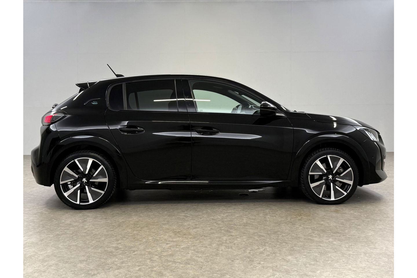 Peugeot e-208 EV GT 50 kWh 136PK 360 Camera Pano Sfeer ACC LED Carplay Clima Virtual Trekhaak Navi 17"LMV