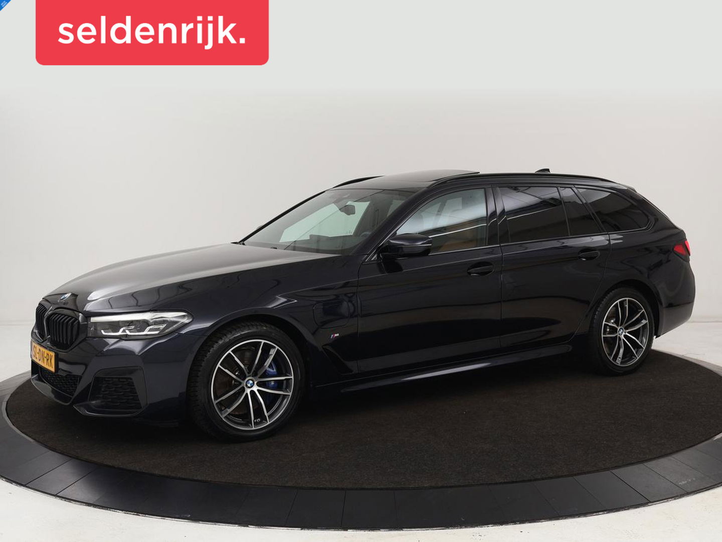BMW 5 Serie 530e M Sport | Panoramadak | Leder | Stoelverwarming | Camera | Carplay | Live Cockpit | Park Assist | Navigatie | Full LED | Sfeerverlichting | PHEV | Plug In