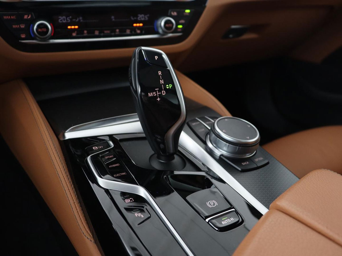 BMW 5 Serie 530e M Sport | Panoramadak | Leder | Stoelverwarming | Camera | Carplay | Live Cockpit | Park Assist | Navigatie | Full LED | Sfeerverlichting | PHEV | Plug In