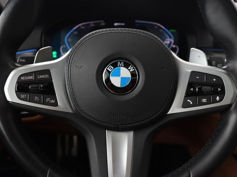 BMW 5 Serie 530e M Sport | Panoramadak | Leder | Stoelverwarming | Camera | Carplay | Live Cockpit | Park Assist | Navigatie | Full LED | Sfeerverlichting | PHEV | Plug In