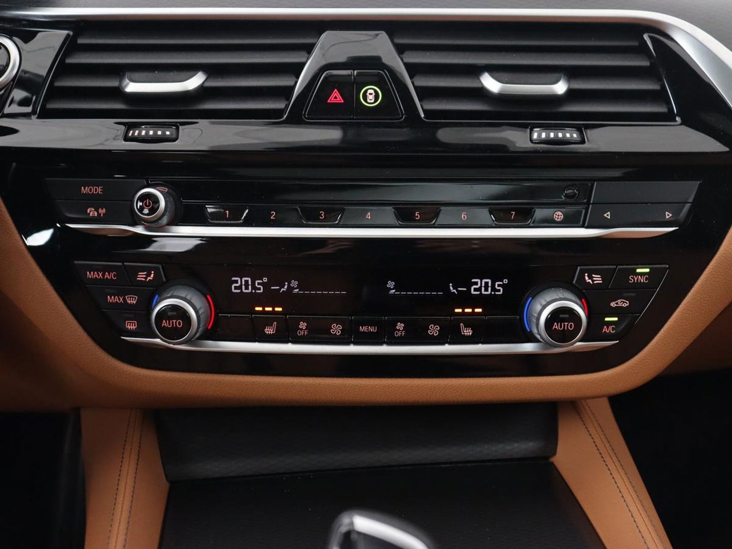 BMW 5 Serie 530e M Sport | Panoramadak | Leder | Stoelverwarming | Camera | Carplay | Live Cockpit | Park Assist | Navigatie | Full LED | Sfeerverlichting | PHEV | Plug In