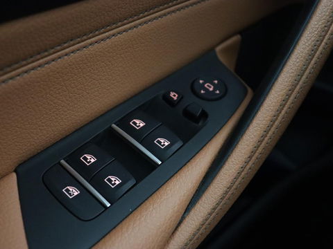 BMW 5 Serie 530e M Sport | Panoramadak | Leder | Stoelverwarming | Camera | Carplay | Live Cockpit | Park Assist | Navigatie | Full LED | Sfeerverlichting | PHEV | Plug In