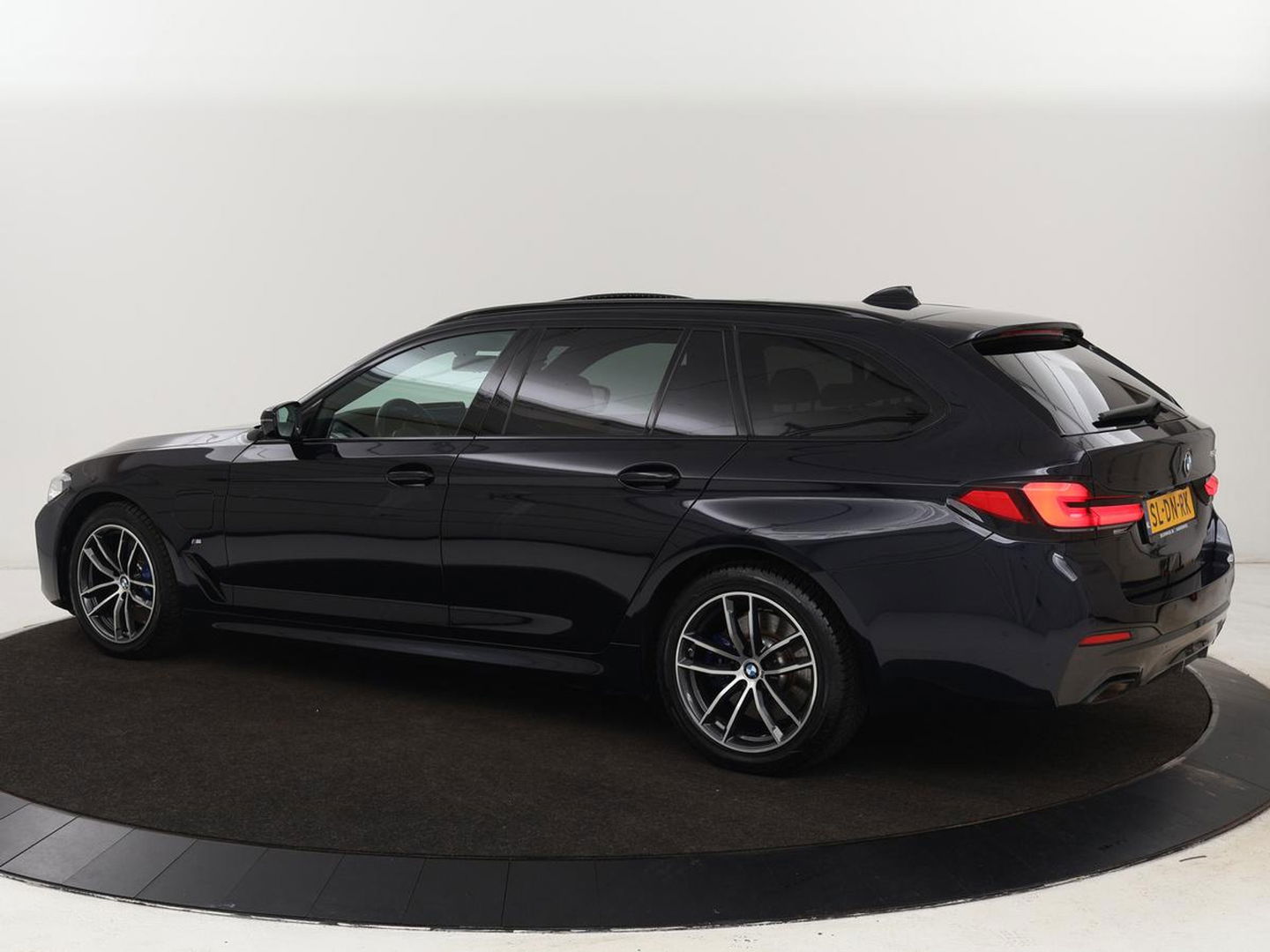 BMW 5 Serie 530e M Sport | Panoramadak | Leder | Stoelverwarming | Camera | Carplay | Live Cockpit | Park Assist | Navigatie | Full LED | Sfeerverlichting | PHEV | Plug In