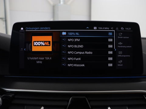 BMW 5 Serie 530e M Sport | Panoramadak | Leder | Stoelverwarming | Camera | Carplay | Live Cockpit | Park Assist | Navigatie | Full LED | Sfeerverlichting | PHEV | Plug In