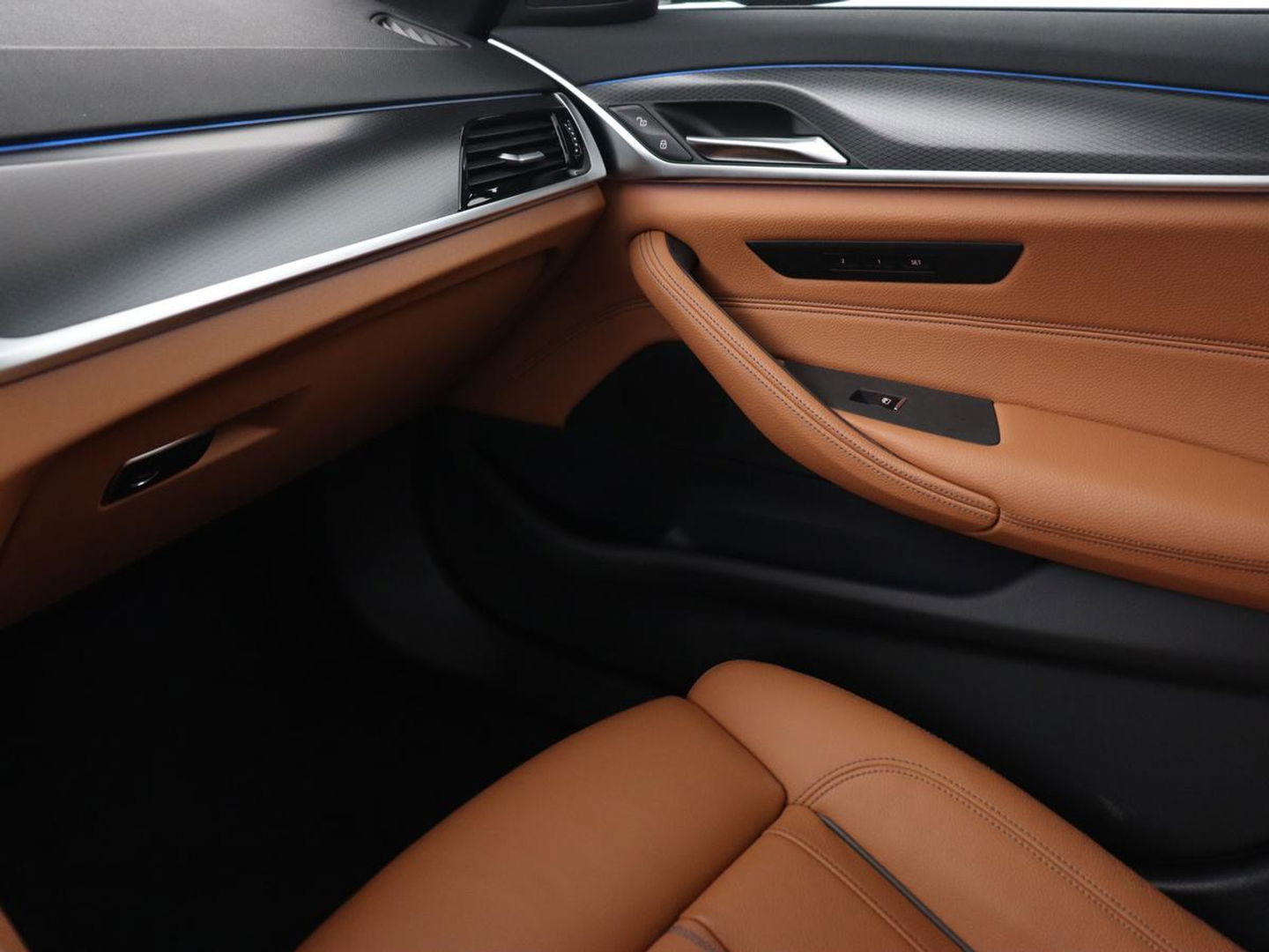 BMW 5 Serie 530e M Sport | Panoramadak | Leder | Stoelverwarming | Camera | Carplay | Live Cockpit | Park Assist | Navigatie | Full LED | Sfeerverlichting | PHEV | Plug In