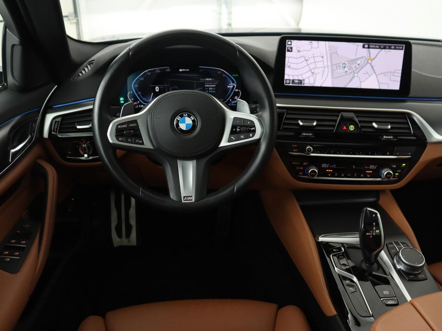 BMW 5 Serie 530e M Sport | Panoramadak | Leder | Stoelverwarming | Camera | Carplay | Live Cockpit | Park Assist | Navigatie | Full LED | Sfeerverlichting | PHEV | Plug In