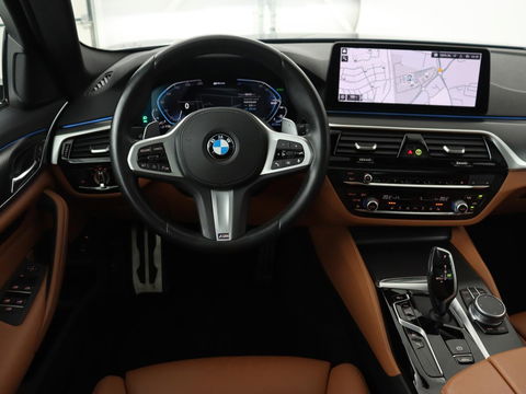 BMW 5 Serie 530e M Sport | Panoramadak | Leder | Stoelverwarming | Camera | Carplay | Live Cockpit | Park Assist | Navigatie | Full LED | Sfeerverlichting | PHEV | Plug In