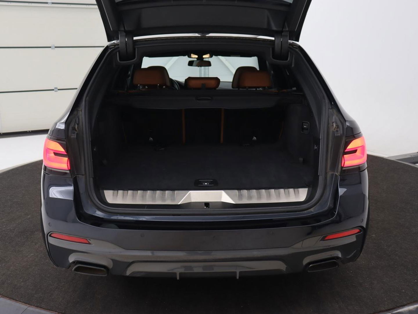 BMW 5 Serie 530e M Sport | Panoramadak | Leder | Stoelverwarming | Camera | Carplay | Live Cockpit | Park Assist | Navigatie | Full LED | Sfeerverlichting | PHEV | Plug In